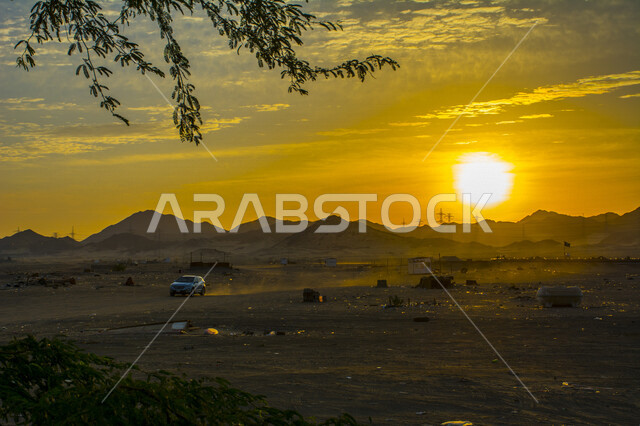 صورة جمالية خلابة لغروب وشروق الشمس البرتقالي , غروب وشروق الشمس الإبداعي من الصحراء, جمال الطبيعة الصحراوية الخلابة في وقت غروب وشروق الشمس منظر رائع وخلاب في سماء السعودية