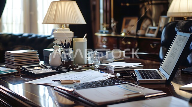 طاولة عمل خشبية مجهزة باللوازم المكتبية، العمل على الحاسوب المحمول، استخدام الاجهزة التقنية الحديثة في المكاتب، مهن ووظائف ادارية، ديكورات وتصاميم مكتبية راقية