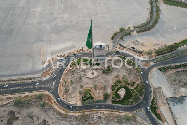 صورة من أعلى لأكبر سارية علم في منطقة الدرعية في مدينة الرياض بالمملكة العربية السعودية , تصوير جوي لسارية العلم في مدينة الرياض نهاراً , صورة لسارية ميدان الملك سلمان بالدرعية , أطول سارية علم في العالم بالسعودية