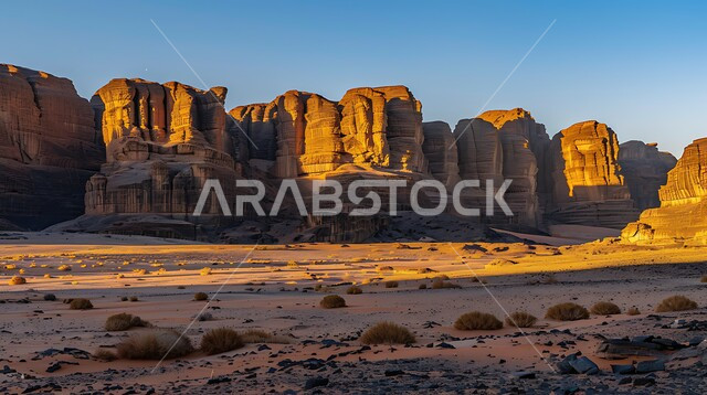المناظر الطبيعية في المناطق الصحراوية في المملكة العربيه السعودية، أماكن اثرية تاريخية قديمة، معالم سياحية مشهورة, القمم والمرتفعات الصخرية وسط البيئة الرمليه، التكوينات والتشكيلات من الصخور الحجرية في صحراء محافظة العلا، خلفية السماء مع غروب الشمس