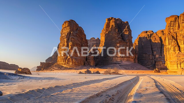 أماكن اثرية تاريخية قديمة، معالم سياحية مشهورة, المناظر الطبيعية في المناطق الصحراوية في المملكة العربيه السعودية، القمم والمرتفعات الصخرية وسط البيئة الرمليه، التكوينات والتشكيلات من الصخور الحجرية في صحراء محافظة العلا، خلفية السماء مع غروب الشمس