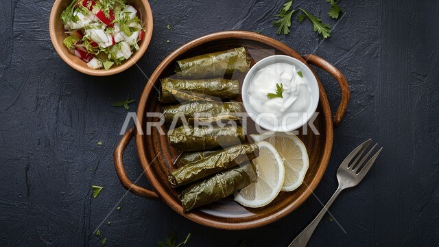 مطاعم ومطابخ المملكة العربية السعودية، اطباق المقبلات وفاتحات الشهية الباردة، صورة مقربة لطبق من محشي ورق العنب مع سلطة الزبادي والليمون الطازج، المأكولات والوجبات العربية الشرقية