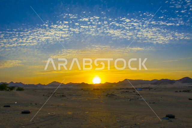 صورة جمالية خلابة لغروب وشروق الشمس البرتقالي , غروب وشروق الشمس الإبداعي من الصحراء, جمال الطبيعة الصحراوية الخلابة في وقت غروب وشروق الشمس منظر رائع وخلاب في سماء السعودية