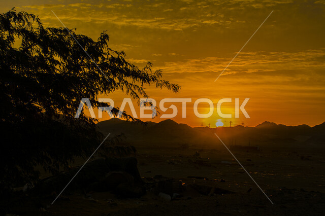 صورة جمالية خلابة لغروب وشروق الشمس البرتقالي , غروب وشروق الشمس الإبداعي في صحراء جدة , جمال الطبيعة الصحراوية الخلابة في وقت غروب وشروق الشمس ، صورة ظلية للجبال والطبيعة الخلابة بالسعودية