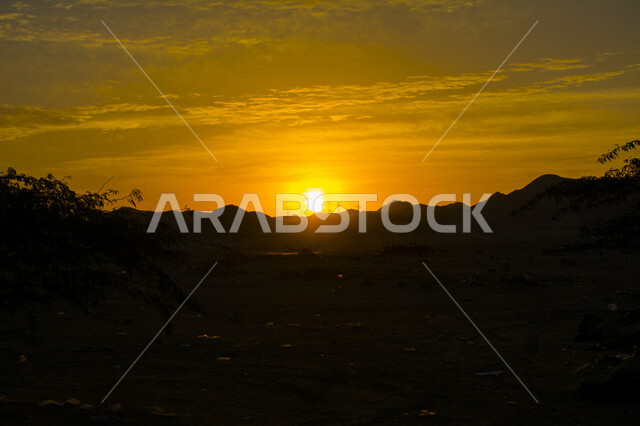 صورة جمالية خلابة لغروب وشروق الشمس البرتقالي , غروب وشروق الشمس الإبداعي من الصحراء, جمال الطبيعة الصحراوية الخلابة في وقت غروب وشروق الشمس منظر رائع وخلاب في سماء السعودية