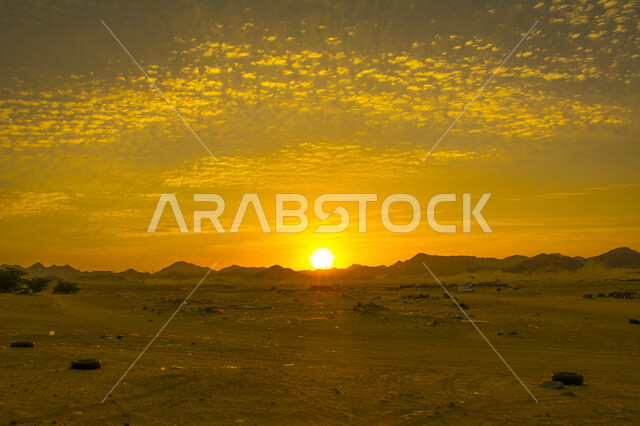 صورة جمالية خلابة لغروب وشروق الشمس البرتقالي , غروب وشروق الشمس الإبداعي من الصحراء, جمال الطبيعة الصحراوية الخلابة في وقت غروب وشروق الشمس منظر رائع وخلاب في سماء السعودية