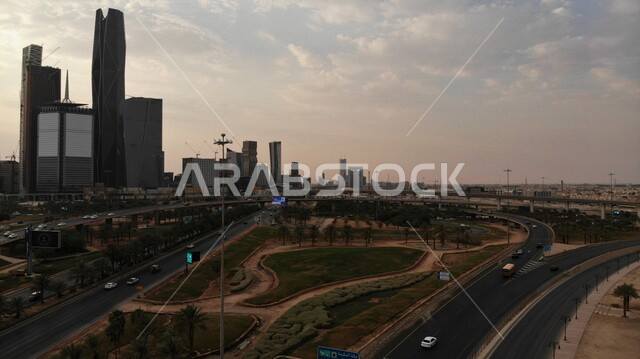 تصوير جوي لمركز الملك عبدالله المالي (كافد) في الرياض بالمملكة العربية السعودية ،لقطة جوية للأبراج مالية واقتصادية والمنشأت المعمارية نهاراً ،حركة سير السيارات ، إطلالة رائعة على طريق مركز الملك عبدالله المالي بالرياض
