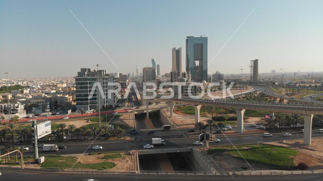 ميدان القاهرة , تصوير من أعلى لحركة سير السيارات في ميدان القاهرة على الطريق السريع في مدينة الرياض في المملكة العربية السعودية , طرق متقاطعة في ميدان القاهرة في مدينة الرياض