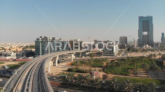 ميدان القاهرة , تصوير من أعلى لحركة سير السيارات في ميدان القاهرة على الطريق السريع في مدينة الرياض في المملكة العربية السعودية , طرق متقاطعة في ميدان القاهرة في مدينة الرياض