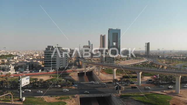 ميدان القاهرة , تصوير من أعلى لحركة سير السيارات في ميدان القاهرة على الطريق السريع في مدينة الرياض في المملكة العربية السعودية , طرق متقاطعة في ميدان القاهرة في مدينة الرياض