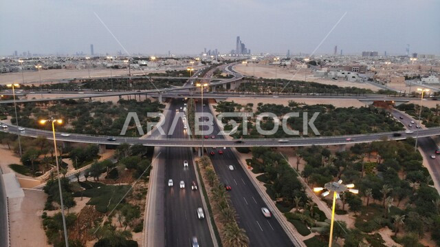 ميدان القاهرة , تصوير من أعلى لحركة سير السيارات في ميدان القاهرة على الطريق السريع في مدينة الرياض في المملكة العربية السعودية , طرق متقاطعة في ميدان القاهرة في مدينة الرياض