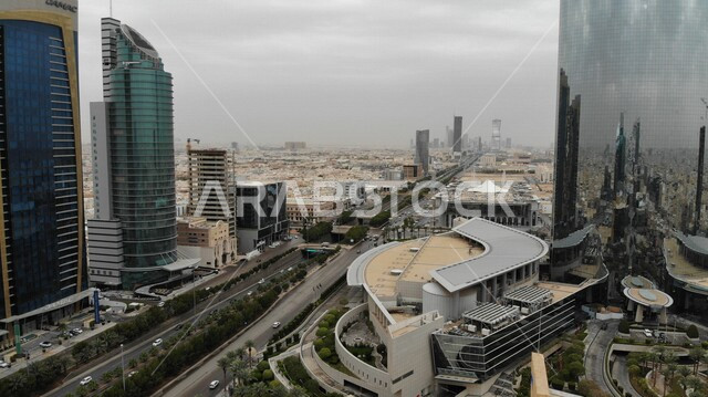 صورة من أعلى لطريق الملك فهد في مدينة الرياض في المملكة العربية السعودية , صورة جوية لحركة سير السيارات بالسعودية , لقطة علوية على طريق الملك فهد , أبراج مدينة الرياض