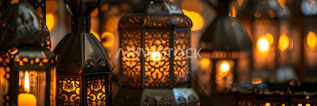 مجموعة من الفوانيس العربية المعدنية المزخرفة المضيئة وقت الليل، العادات والتقاليد العربية في زينة الأعياد والمناسبات الدينية, تحف وديكورات تقليدية للاحتفال بقدوم شهر رمضان المبارك، أجواء رمضانية وروحانية إسلامية