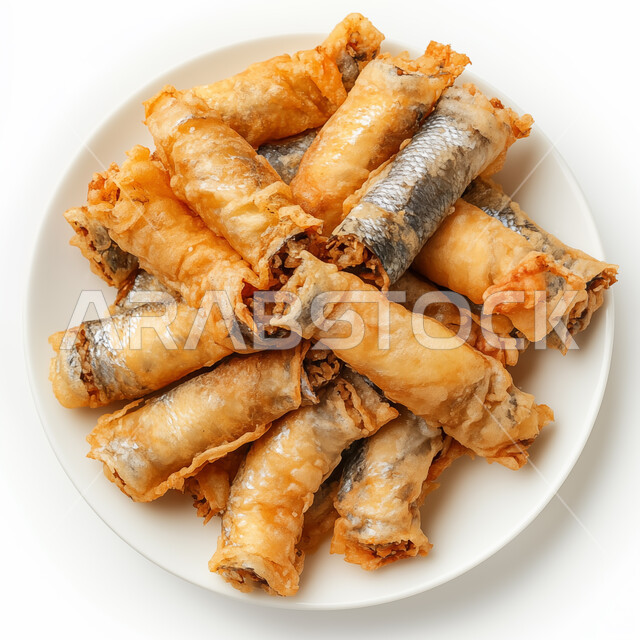 طبق شهي من لفائف الربيع المقلية المحشوة باللحوم والأسماك، مقبلات مقرمشة ولذيذة. ماكولات عربيه سريعة ساخنة، خلفيه بيضاء