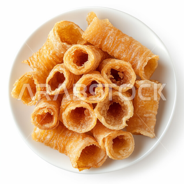 طبق شهي من لفائف الربيع المقلية المحشوة باللحوم والأسماك، مقبلات مقرمشة ولذيذة.  ماكولات عربيه سريعة ساخنة، خلفيه بيضاء