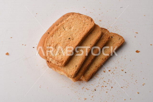 مجموعة من نباتات القمح ، صورة مقربة لشرائح خبز التوست المحمصة على خلفية بيضاء