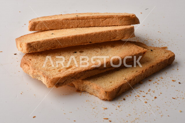 مجموعة من نباتات القمح ، صورة مقربة لشرائح خبز التوست المحمصة على خلفية بيضاء