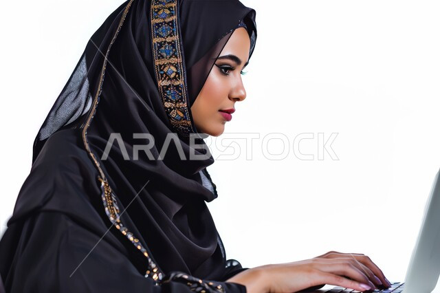 مهن ووظائف ادارية مكتبية، استخدام الاجهزة التكنولوجية الحديثة والمتطورة، ادارة شؤون الاعمال وتنظيمها، بورترية مقرب من الجانب لامراة عربية خليجية سعودية محجبة ترتدي عباءة سوداء تستخدم الحاسوب المحمول داخل المكتب، العمل لتحقيق الاهداف والاستراتيجيات، خلفية بيضاء