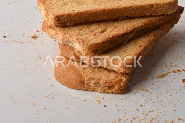 مجموعة من نباتات القمح ، صورة مقربة لشرائح خبز التوست المحمصة على خلفية بيضاء