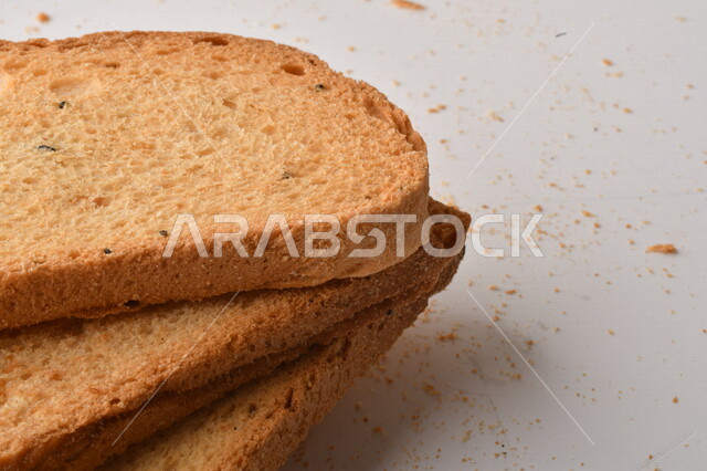 مجموعة من نباتات القمح ، صورة مقربة لشرائح خبز التوست المحمصة على خلفية بيضاء