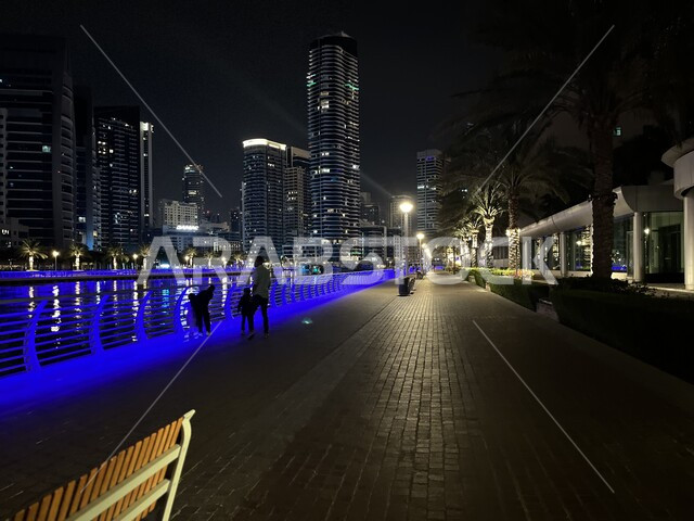  ممرات عامة للتجول والتنزه في الهواء الطلق، الاهتمام بإنارة ممشى مارينا دبي، مناطق جذب واستقطاب السياح، اماكن ترفيهيه سياحية في دولة الامارات العربية المتحدة، وجهه عائلية للقيام بالأنشطة والفعاليات الممتعة