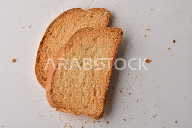 مجموعة من نباتات القمح ، صورة مقربة لشرائح خبز التوست المحمصة على خلفية بيضاء