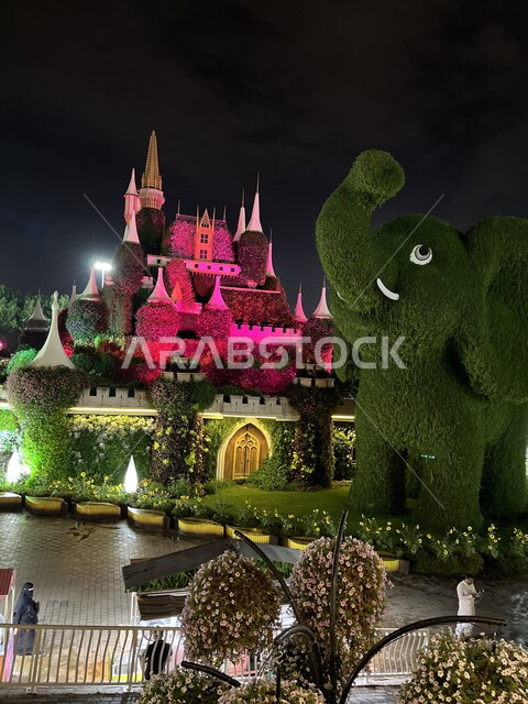  مجسم لقصر مصنوع من الزهور وحيوان الفيل من الأعشاب الخضراء في حديقة ميركل غاردن، الهندسة الزراعية المتميزة في الإمارات العربية المتحدة، الاهتمام بزراعة الاشجار والورود في الحدائق، معالم سياحية ترفيهية مشهورة، قضاء اوقات ممتعة في الحدائق العامة