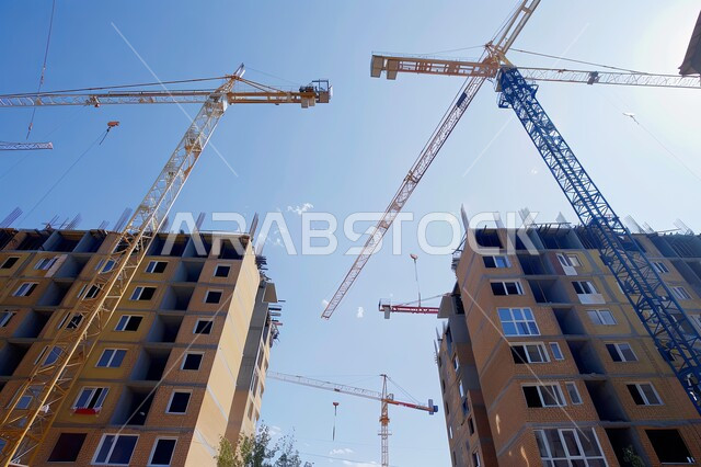 مبنى سكني قيد الانشاء بثلاث رافعات, التطور والتقدم العمراني السعودي, تحسين وتطوير البنية التحتية في المملكة العربية السعودية, مفهوم الهندسة الإنشائية والمعمارية, تنفيذ مخطط الإعمار وتشكيل الهيكل المعدني