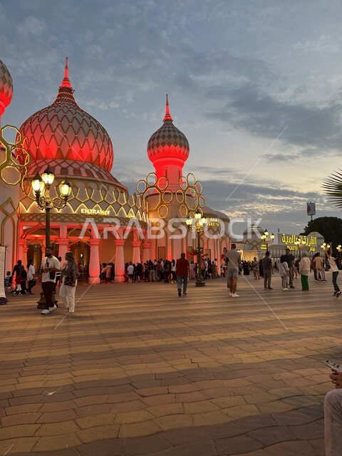 قبب القرية العالمية المضاءة في إمارة دبي، الهندسة المعمارية المتميزة في التصاميم والبناء, قضاء وقت ممتع في التسوق والأنشطة الترفيهية، معالم سياحية وثقافية مشهورة في الإمارات العربية المتحدة