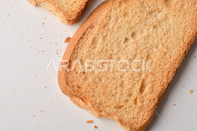 مجموعة من نباتات القمح ، صورة مقربة لشرائح خبز التوست المحمصة على خلفية بيضاء