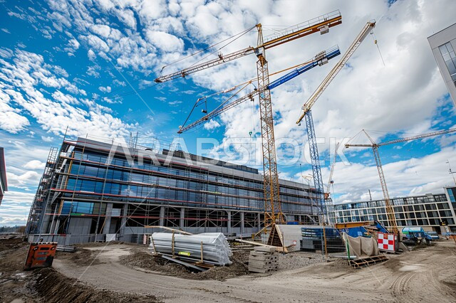  التوسع العمراني في المملكة العربية السعودية, مفهوم الهندسة الإنشائية والمعمارية, رافعات البناء وصب الخرسانات ووضع الأساسات, تنفيذ مخطط الإعمار وتشكيل الهيكل المعدني, مبنى حديث قيد الانشاء