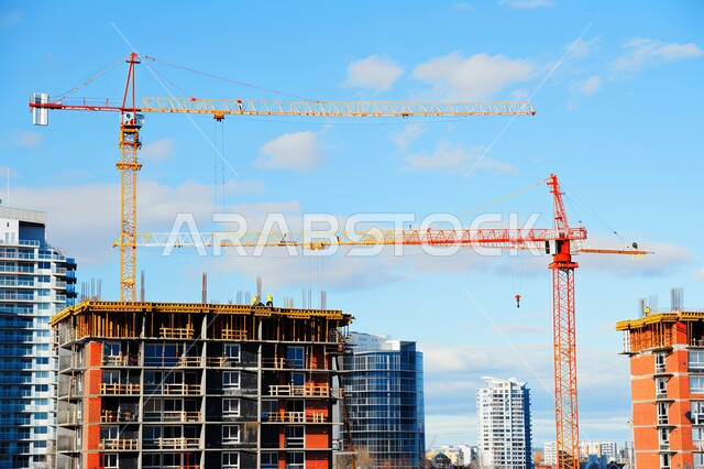 منظر السماء الصافية في النهار, المباني وناطحات السحاب في موقع قيد الانشاء في السعودية, العمل على تطوير وتحسين البلاد, مفهوم الهندسة الإنشائية والمعمارية, تنفيذ مخطط الإعمار وتشكيل الهيكل المعدني, رافعات بناء وصب الخرسانات
