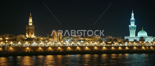 أداء الفرائض والصلوات ،صورة بانورامية لأحد المساجد في المملكة العربية السعودية في الليل ،الفن الهندسي المعماري للديكورات والتصاميم الإسلامية ،المآذن والقبب على الطراز الإسلامي 