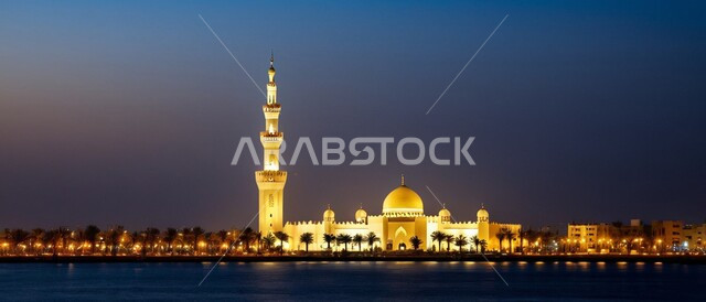 أداء الفرائض والصلوات ،صورة بانورامية لأحد المساجد في المملكة العربية السعودية في الليل ،الفن الهندسي المعماري للديكورات والتصاميم الإسلامية ،المآذن والقبب على الطراز الإسلامي 