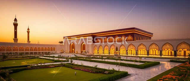 مفهوم العبادة والتقرب الى الله  ,أداء الفرائض والصلوات ,صورة بانورامية لاحد المساجد في المملكة العربية السعودية عند غروب الشمس ،الاهتمام برزاعة النباتات الخضراء في ساحة المسجد ،المأذن والقبب على الطراز الإسلامي العصري الحديث