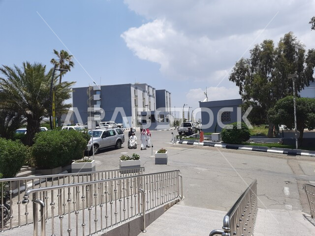 الاهتمام بالنباتات الخضراء, موقف السيارات للمراكز الطبية في المنطقة الجبلية، طريق مستشفى الملك فهد في الباحة، تهيئة وتجهيز المدن في الجبال والقمم والمرتفعات الصخرية, خدمات والعناية الصحية في المملكة العربية السعودية