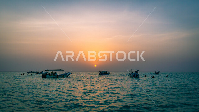 غروب الشمس على مياه جزيرة أملج الفاتنة التي تتميز بشواطئها الخلابة في مدينة تبوك بالمملكة العربية السعودية , شاطئ أملج في السعودية , جمال المناظر الطبيعة البحرية الساحرة ، جزر أملج الساحلية الصغيرة ، أماكن سياحية