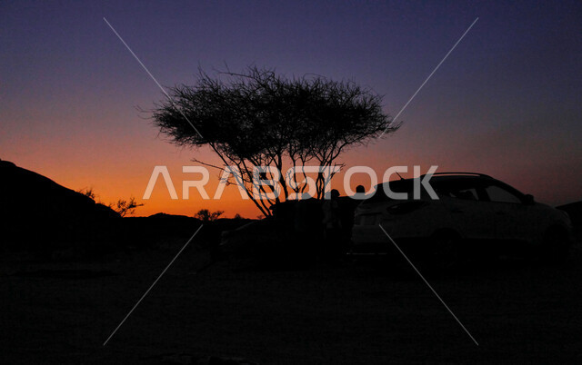 صورة جمالية خلابة لغروب وشروق الشمس البرتقالي , غروب وشروق الشمس الإبداعي من الصحراء, جمال الطبيعة الصحراوية الخلابة في وقت غروب وشروق الشمس ، صورة ظلية للجبال والطبيعة الخلابة ، منظر رائع وخلاب في سماء السعودية