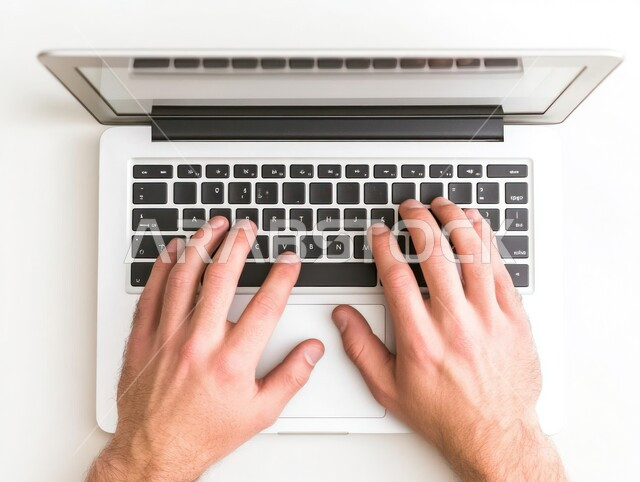  امتلاك مهارة الكتابة السريعة على الكيبورد، صورة مقربة لأيدي رجل عربي خليجي سعودي يقوم بالعمل على الحاسب المحمول، مهام وظائف إدارية مكتبية، إدخال البيانات والكتابة من خلال لوحة المفاتيح، دمج العمل مع التقنية والتكنولوجيا