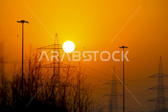 صورة جمالية خلابة لغروب وشروق الشمس البرتقالي , غروب وشروق الشمس الإبداعي من الصحراء, جمال الطبيعة الصحراوية الخلابة في وقت غروب وشروق الشمس ، صورة ظلية للجبال والطبيعة الخلابة ، منظر رائع وخلاب في سماء السعودية