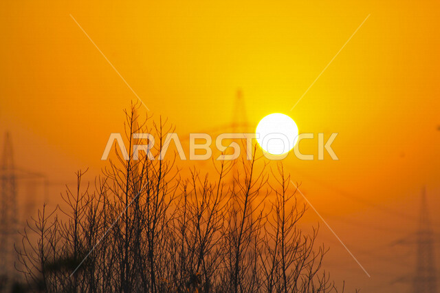 صورة جمالية خلابة لغروب وشروق الشمس البرتقالي , غروب وشروق الشمس الإبداعي من الصحراء, جمال الطبيعة الصحراوية الخلابة في وقت غروب وشروق الشمس ، صورة ظلية للجبال والطبيعة الخلابة ، منظر رائع وخلاب في سماء السعودية