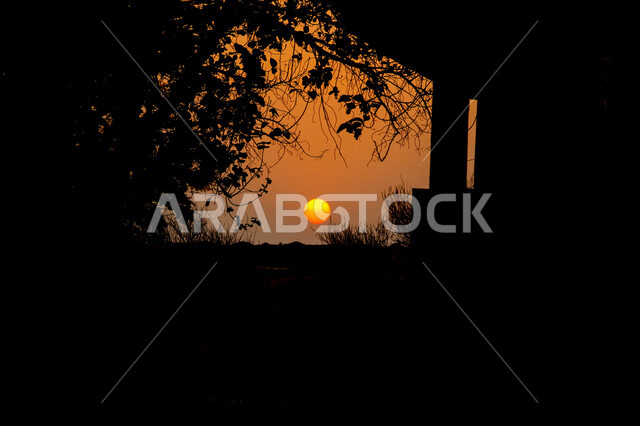 صورة جمالية خلابة لغروب وشروق الشمس البرتقالي , غروب وشروق الشمس الإبداعي من الصحراء, جمال الطبيعة الصحراوية الخلابة في وقت غروب وشروق الشمس ، صورة ظلية للجبال والطبيعة الخلابة ، منظر رائع وخلاب في سماء السعودية