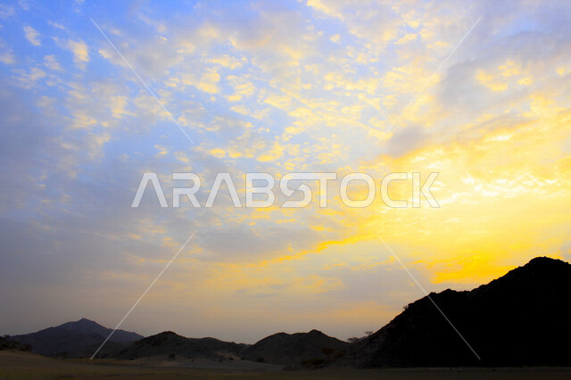صورة جمالية خلابة لغروب وشروق الشمس , غروب وشروق الشمس الإبداعي من الصحراء, جمال الطبيعة الصحراوية الخلابة في وقت غروب وشروق الشمس منظر رائع وخلاب في سماء السعودية
