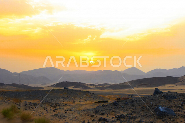 صورة جمالية خلابة لغروب وشروق الشمس , غروب وشروق الشمس الإبداعي من الصحراء, جمال الطبيعة الصحراوية الخلابة في وقت غروب وشروق الشمس منظر رائع وخلاب في سماء السعودية