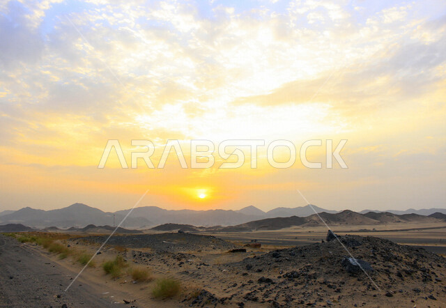 صورة جمالية خلابة لغروب وشروق الشمس , غروب وشروق الشمس الإبداعي من الصحراء, جمال الطبيعة الصحراوية الخلابة في وقت غروب وشروق الشمس منظر رائع وخلاب في سماء السعودية
