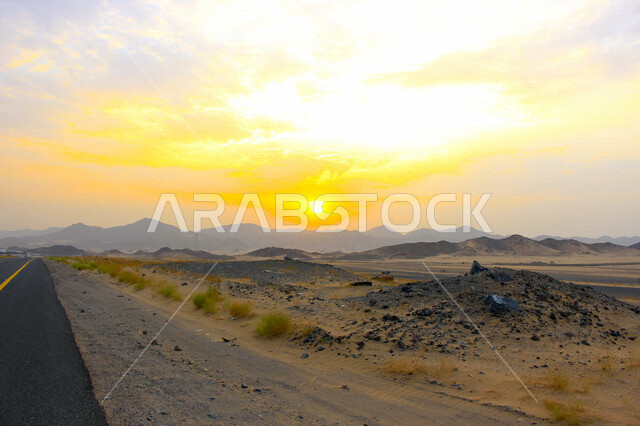 صورة جمالية خلابة لغروب وشروق الشمس , غروب وشروق الشمس الإبداعي من الصحراء, جمال الطبيعة الصحراوية الخلابة في وقت غروب وشروق الشمس منظر رائع وخلاب في سماء السعودية