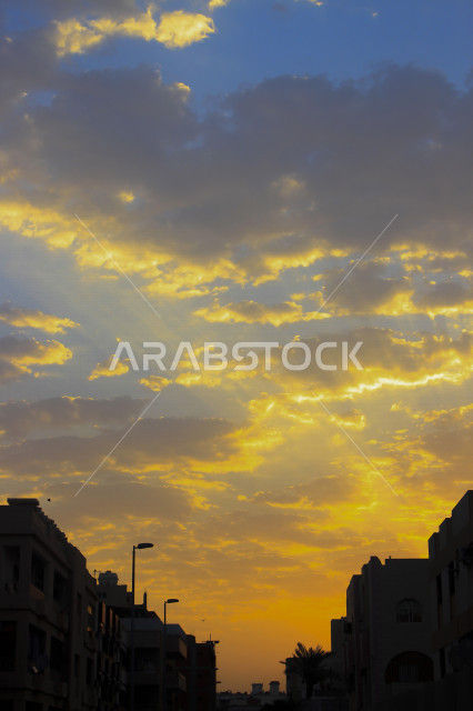 صورة جمالية خلابة لغروب وشروق الشمس , غروب وشروق الشمس الإبداعي , جمال الطبيعة الخلابة في وقت غروب وشروق الشمس ، منظر رائع وخلاب في سماء السعودية
