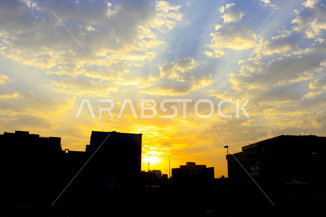 صورة جمالية خلابة لغروب وشروق الشمس , غروب وشروق الشمس الإبداعي , جمال الطبيعة الخلابة في وقت غروب وشروق الشمس ، صورة ظلية لمباني سكنية بالسعودية ، منظر رائع وخلاب في سماء السعودية
