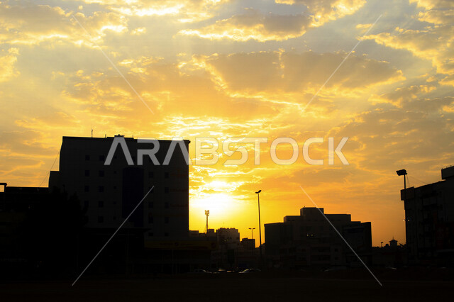 صورة جمالية خلابة لغروب وشروق الشمس , غروب وشروق الشمس الإبداعي , جمال الطبيعة الخلابة في وقت غروب وشروق الشمس ، صورة ظلية لمباني سكنية بالسعودية ، منظر رائع وخلاب في سماء السعودية