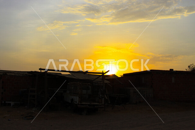 صورة جمالية خلابة لغروب وشروق الشمس , غروب وشروق الشمس الإبداعي من الصحراء, جمال الطبيعة الصحراوية الخلابة في وقت غروب وشروق الشمس، صورة ظلية للجبال والطبيعة الخلابة، منظر رائع وخلاب للسماء بالسعودية